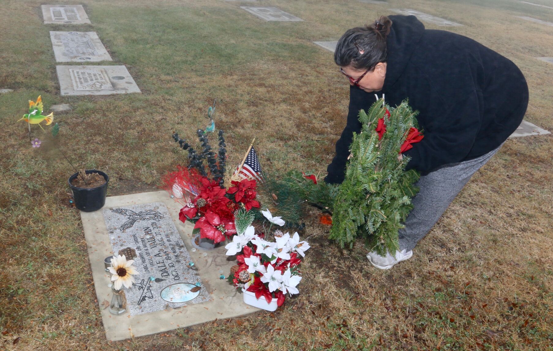 121922-han-photo-cemetery-wreath-6